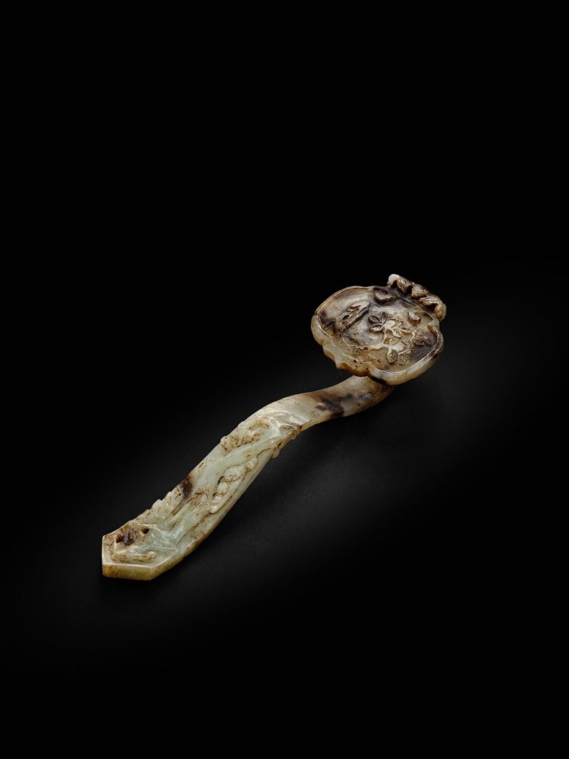 十七/十八世紀　墨白玉如意 | A CARVED BLACK AND WHITE JADE RUYI