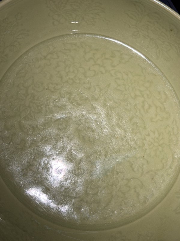 明初 处州龙泉缠枝花卉大盘 - 图5