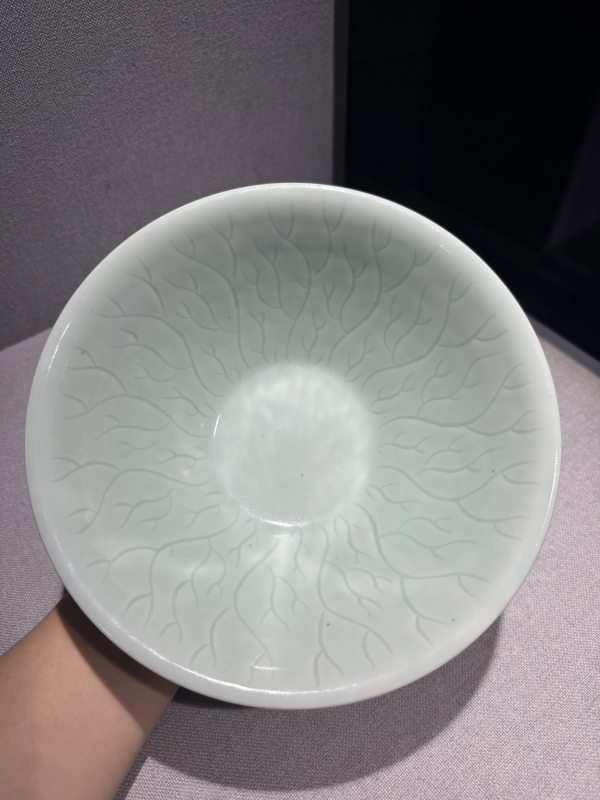清乾隆 旭华堂款粉青釉荷叶碗 - 图6