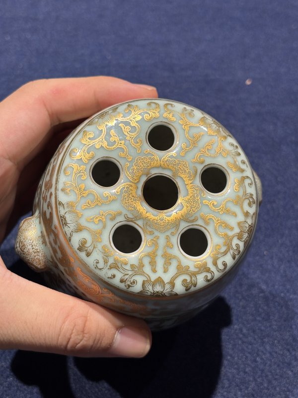 清乾隆 粉青地描金缠枝瑞莲捧寿纹鼓墩式花插一对 - 图15