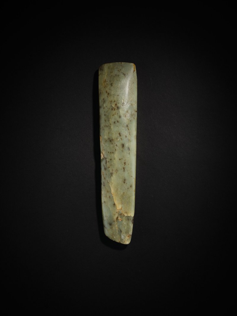 新石器時代　玉斧形器 | A JADE AXE-FORM ORNAMENT - 图4