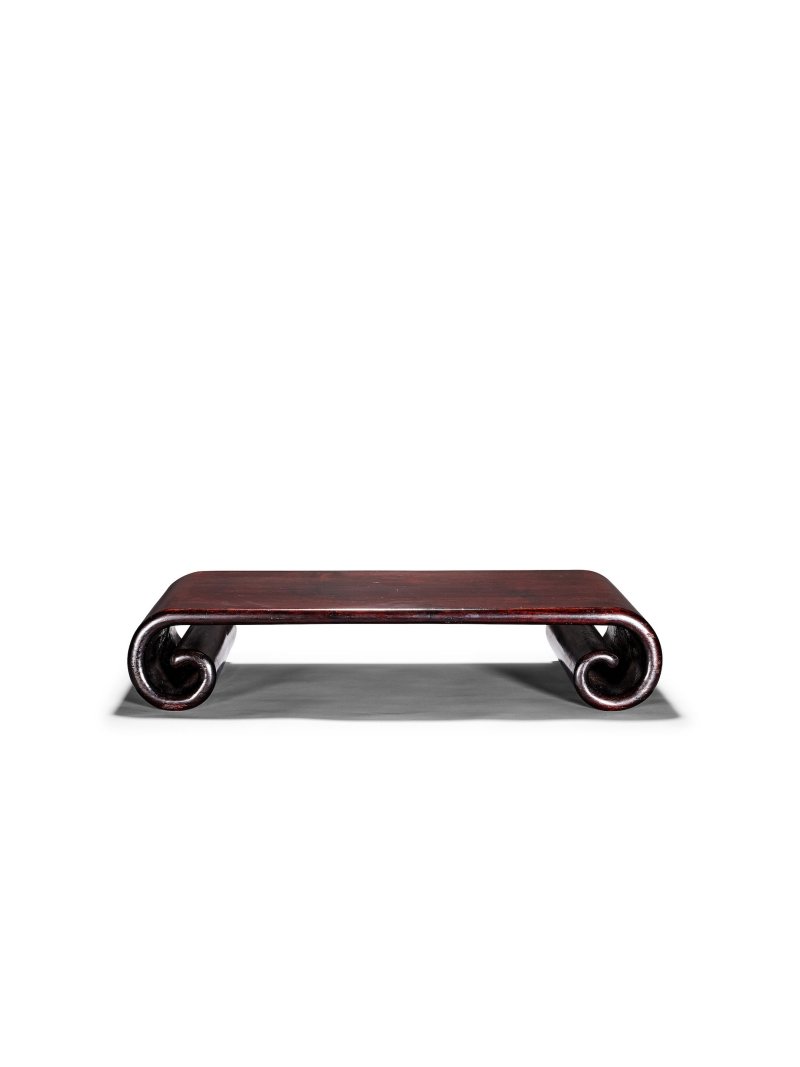 硬木書卷式几 及 硬木龍紋炕几式座 | A HARDWOOD SCROLL-FORM STAND AND A CARVED HARDWOOD 'DRAGON' STAND - 图14