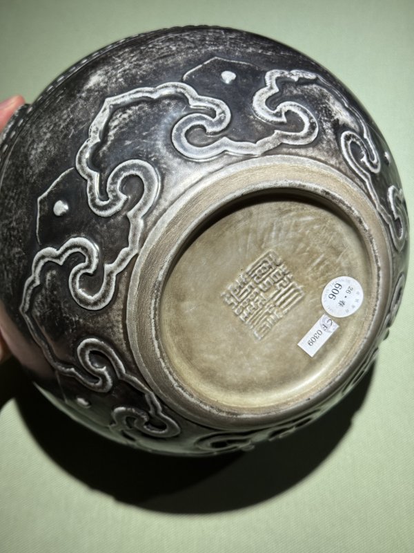 清乾隆 瓷胎仿银釉四方铺首万寿无疆钵式炉 - 图19