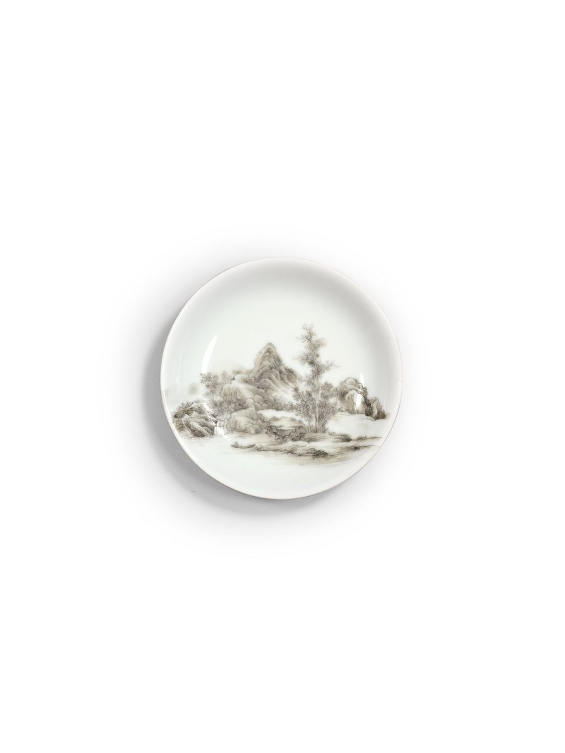 二十世紀　胭脂紅地墨彩山水圖小盤 | A PUCE-GROUND GRISAILLE-DECORATED 'LANDSCAPE' SAUCER