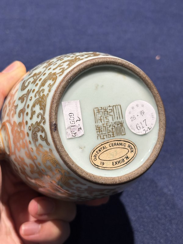 清乾隆 粉青地描金缠枝瑞莲捧寿纹鼓墩式花插一对 - 图16