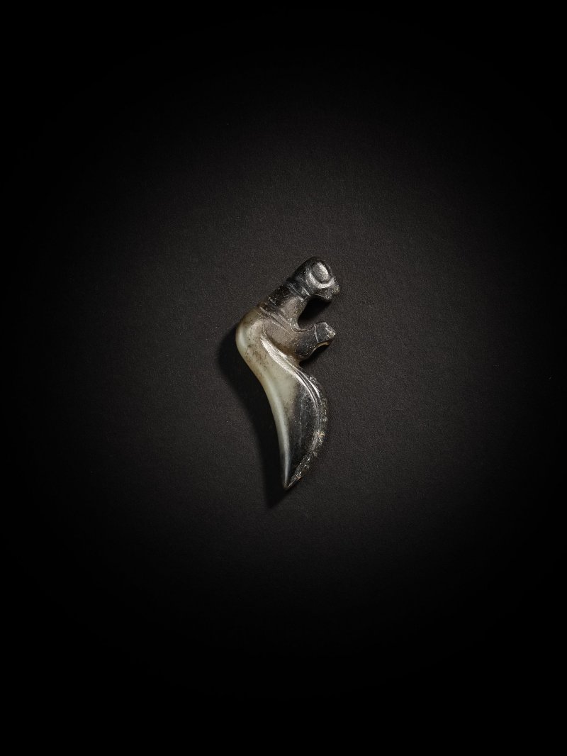 新石器時代或更晚　玉螳螂 | A SMALL JADE 'MANTIS' CARVING