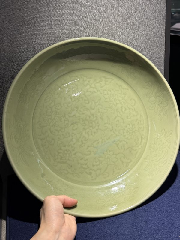 明初 处州龙泉缠枝花卉大盘 - 图6