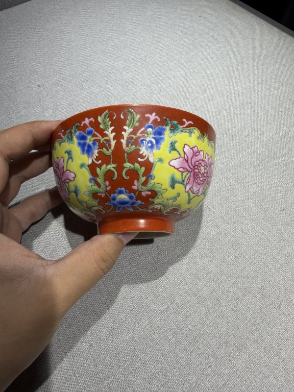 清道光 珊瑚红地洋彩开光花卉纹碗 - 图3
