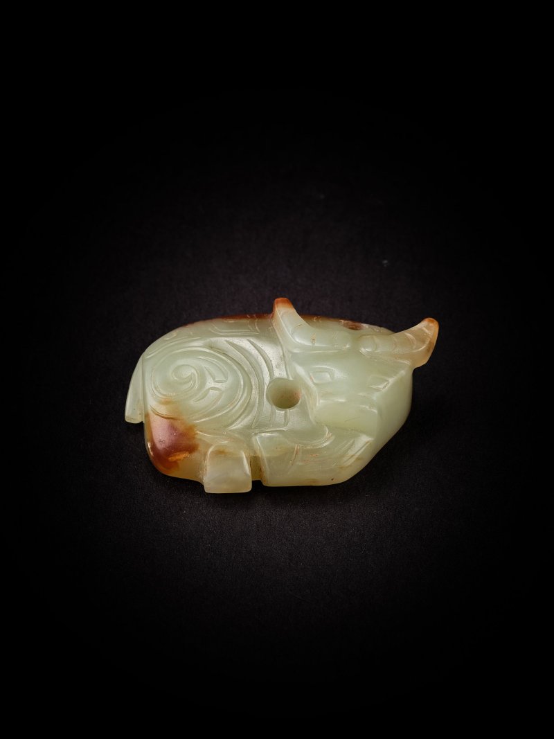 清　玉仿古臥牛珮 | AN ARCHAISTIC JADE BUFFALO PENDANT