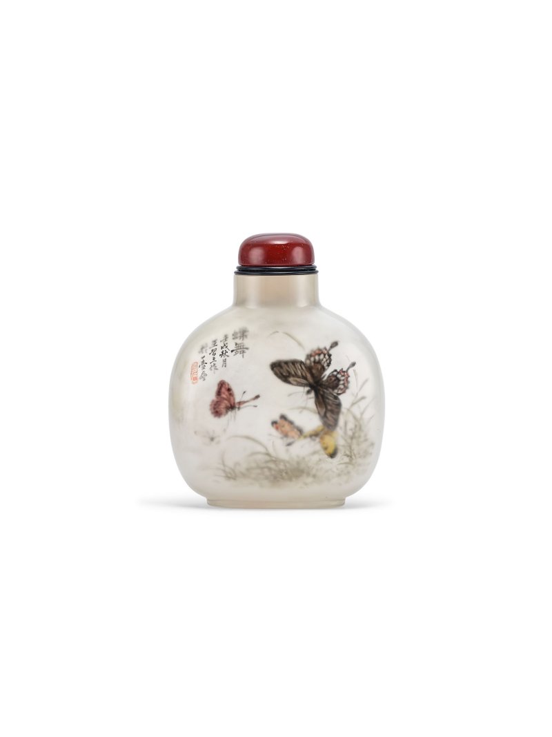 壬戌年（1982）　王習三作瑪瑙內畫「蝶舞」及「魚游淺底」鼻煙壺 | AN INSIDE PAINTED AGATE 'BUTTERFLY AND CARP' SNUFF BOTTLE