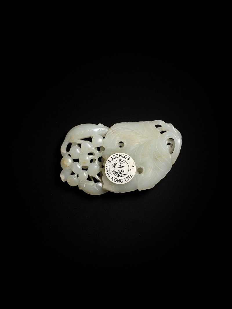 清十八/十九世紀　白玉松鼠葡萄 | A WHITE JADE 'SQUIRREL AMONG GRAPESVINE' GROUP - 图4
