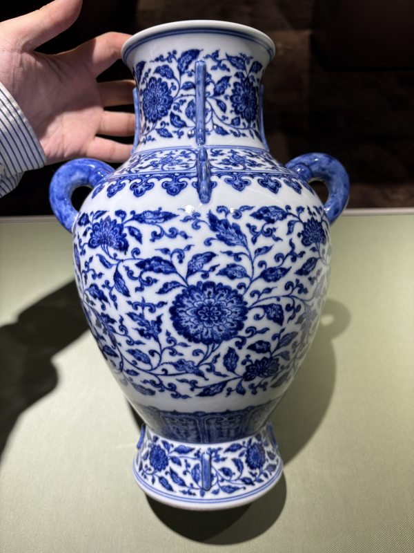 清乾隆 青花缠枝花卉纹双耳出戟尊 - 图10
