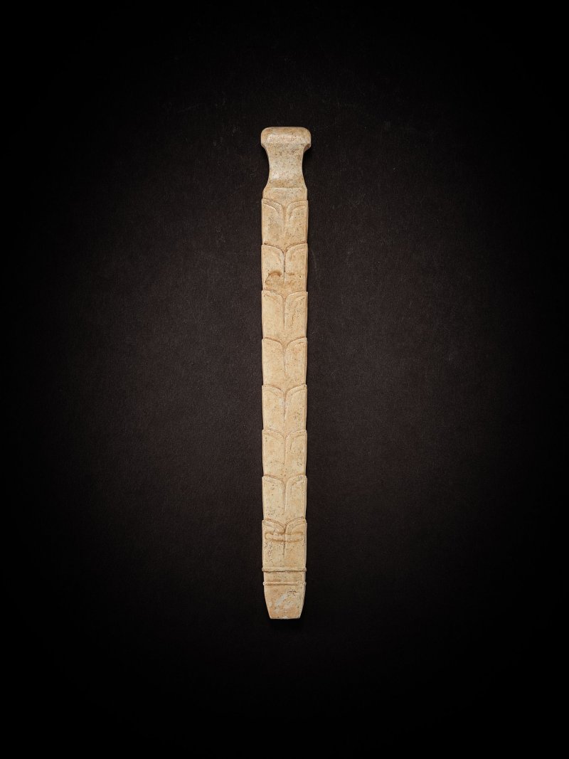 商　玉柄形器 | A JADE RIBBED ORNAMENT