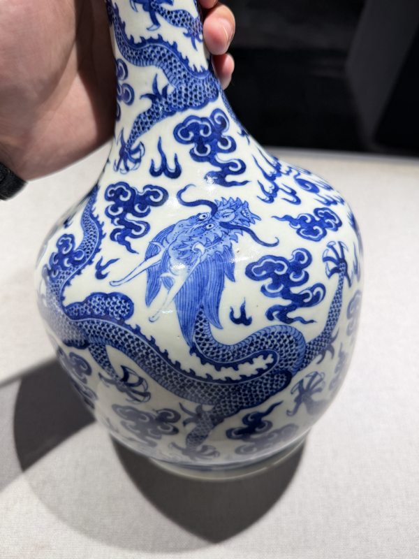 清中期 青花海水江崖云龙纹长颈瓶 - 图9
