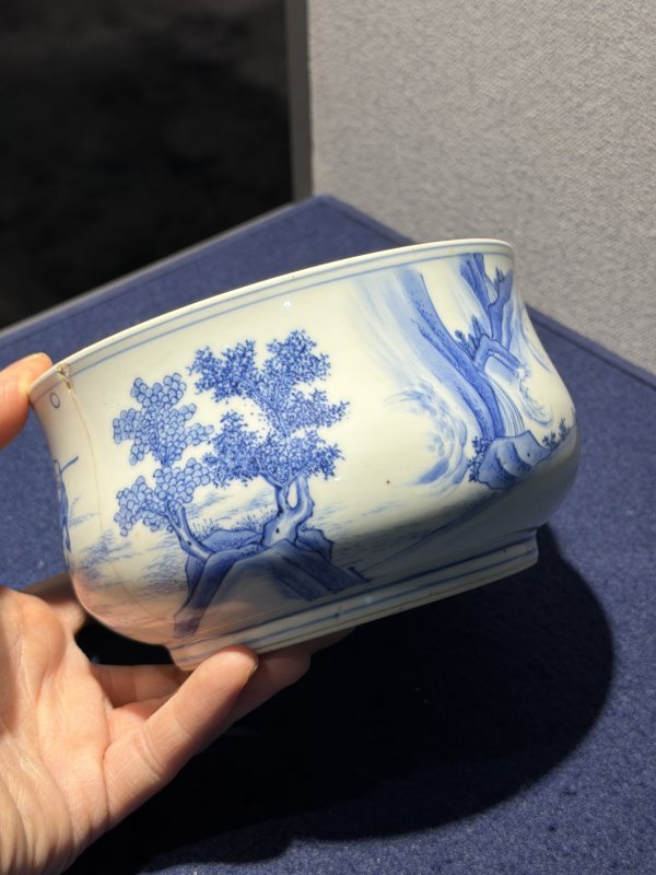 明崇祯 青花山水景致罗汉图炉 - 图7