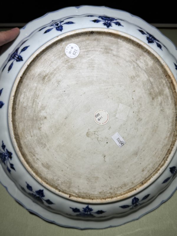 明永乐 青花缠枝四季花卉折沿海浪菱口盘 - 图26