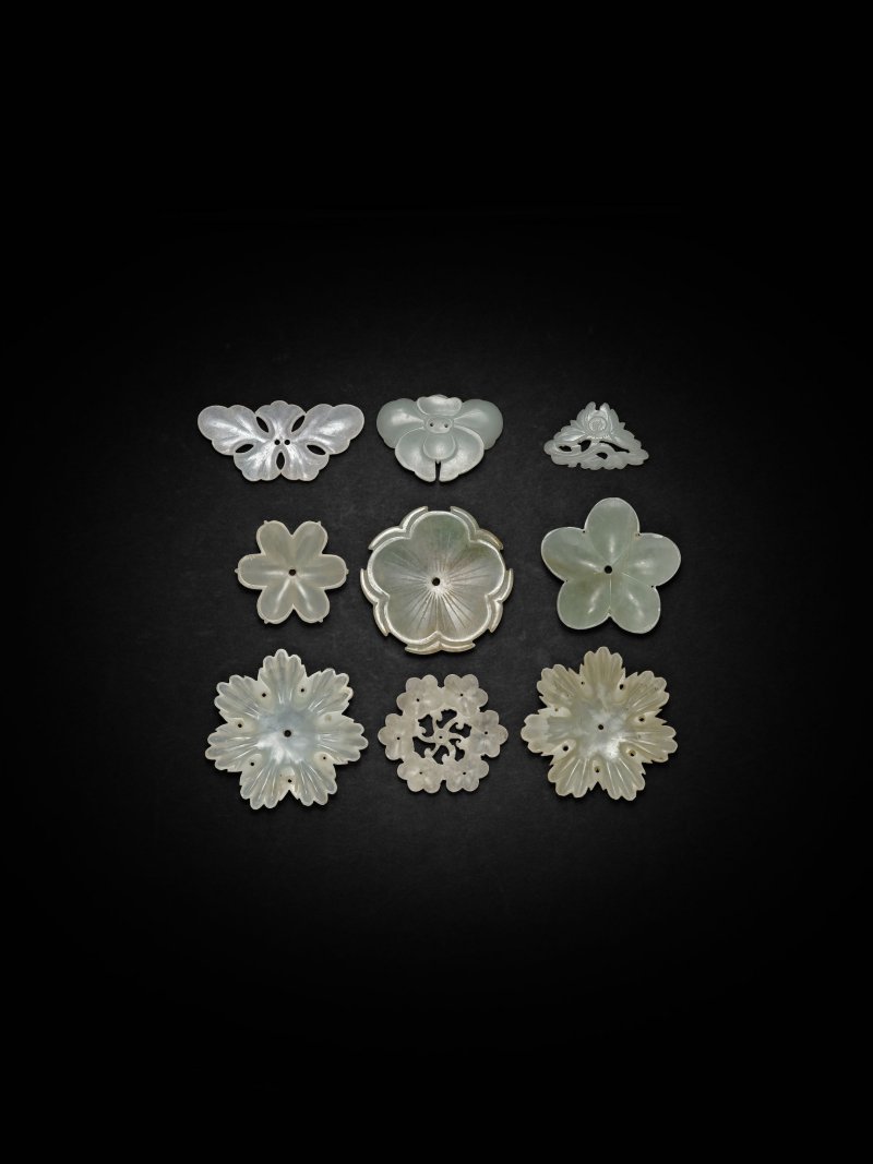 明/清　玉花片一組九件 | A GROUP OF NINE JADE FLORAL ORNAMENTS - 图3