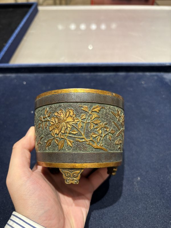 明 胡文明制鎏金花卉纹三足炉 - 图6