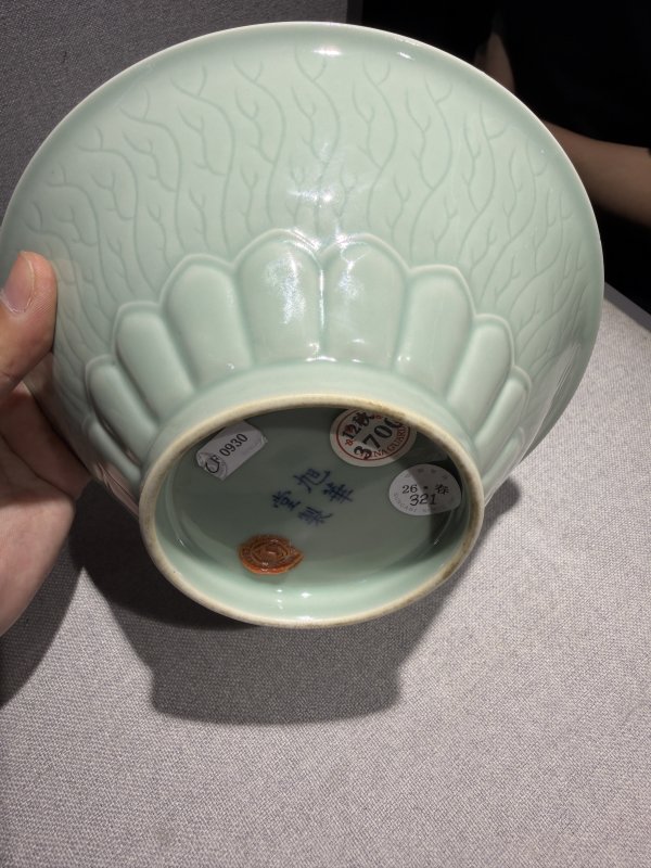清乾隆 旭华堂款粉青釉荷叶碗 - 图8