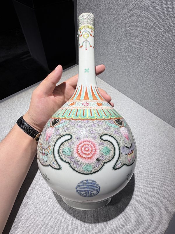 民国 粉彩如意披肩花蝶纹长颈瓶 - 图2