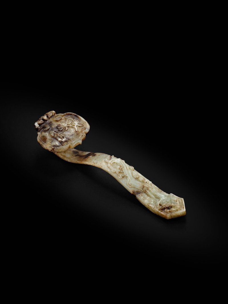 十七/十八世紀　墨白玉如意 | A CARVED BLACK AND WHITE JADE RUYI - 图4
