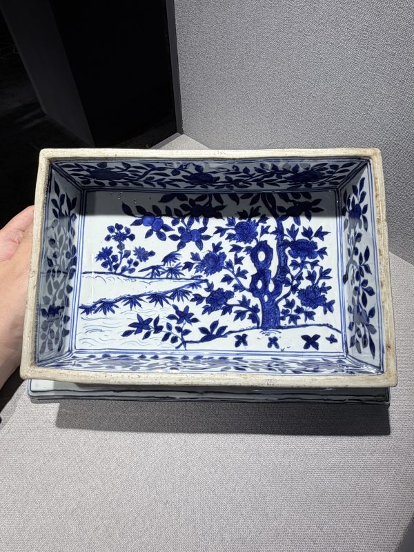 明万历 青花折枝花卉开光人物故事图长方盖盒 - 图17