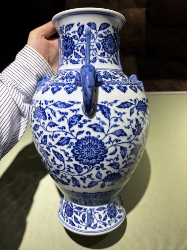 清乾隆 青花缠枝花卉纹双耳出戟尊 - 图11