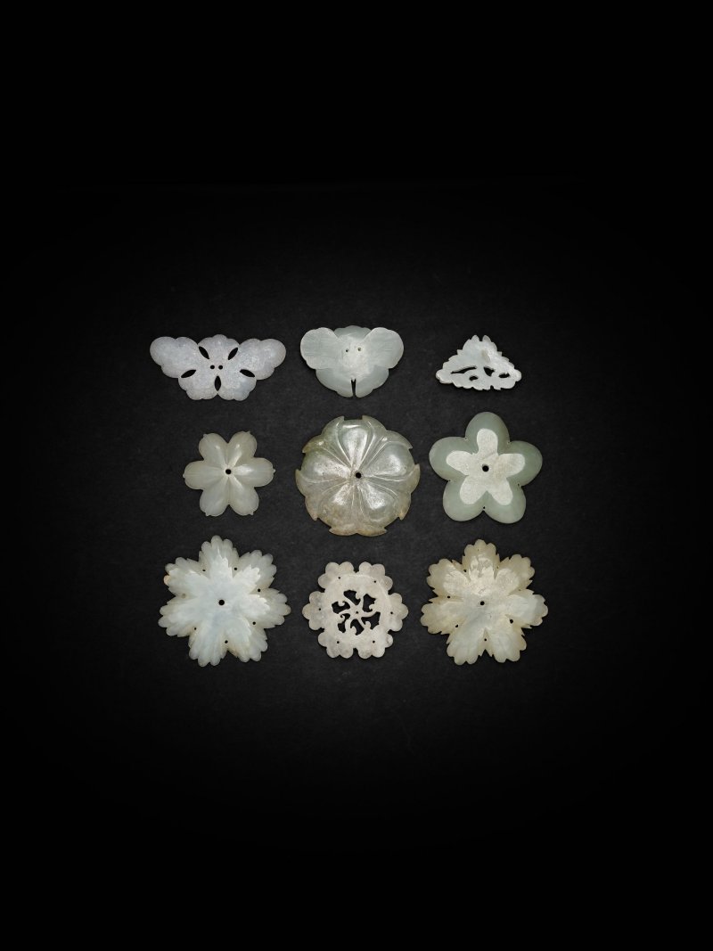 明/清　玉花片一組九件 | A GROUP OF NINE JADE FLORAL ORNAMENTS - 图4