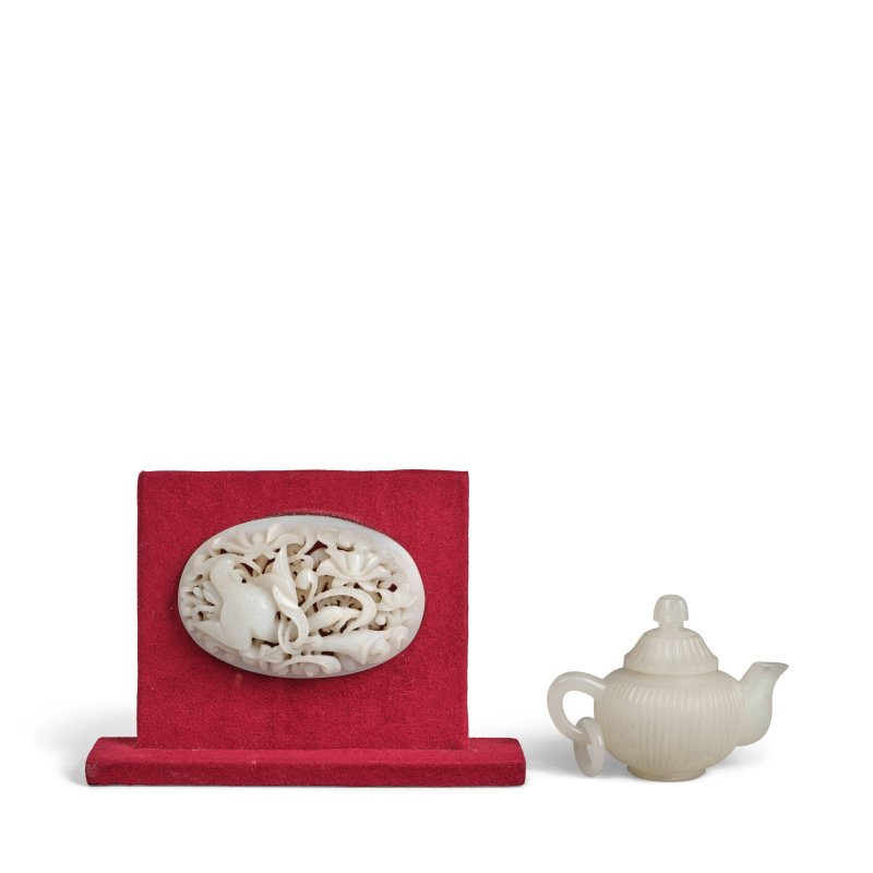二十世紀 仿明春水圖白玉牌 蒙兀兒式菊瓣活環小壺 | TWO WHITE JADE CARVINGS