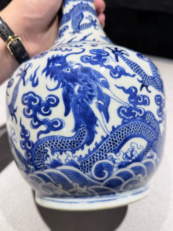 清中期 青花海水江崖云龙纹长颈瓶 - 图10