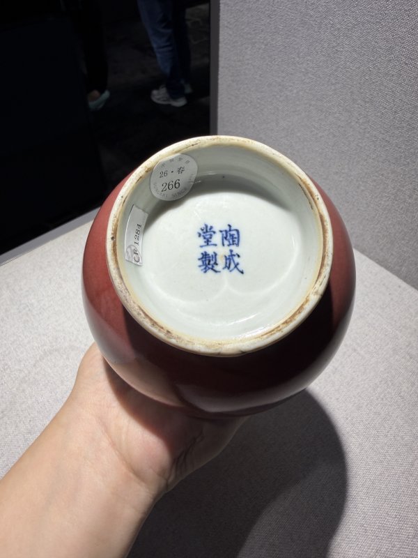 清乾隆 红釉陶成堂制蒜头瓶 - 图9