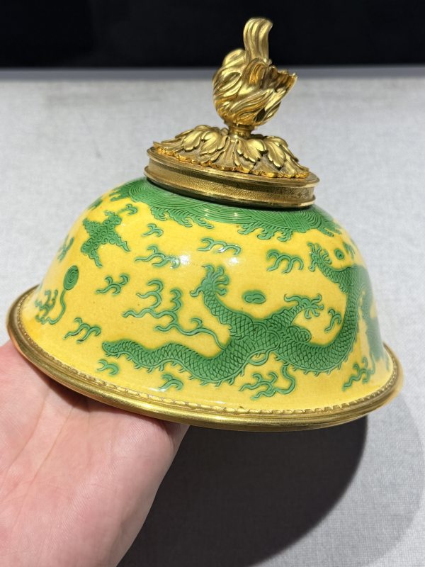 清乾隆—嘉庆 黄地绿彩云龙纹碗一对 - 图5