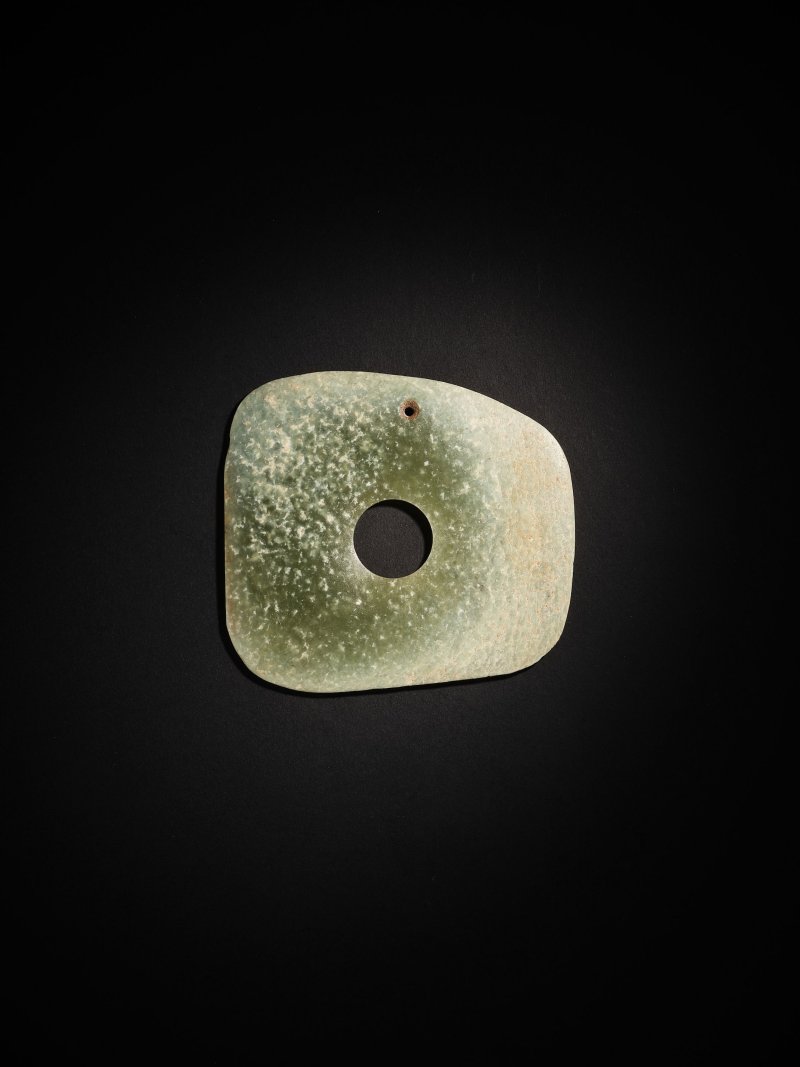 新石器時代　方圓玉璧 | A JADE SQUARE DISC - 图3