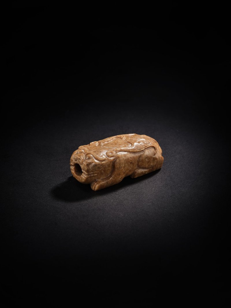 宋/明　玉獸 | A JADE FIGURE OF A MYTHICAL BEAST