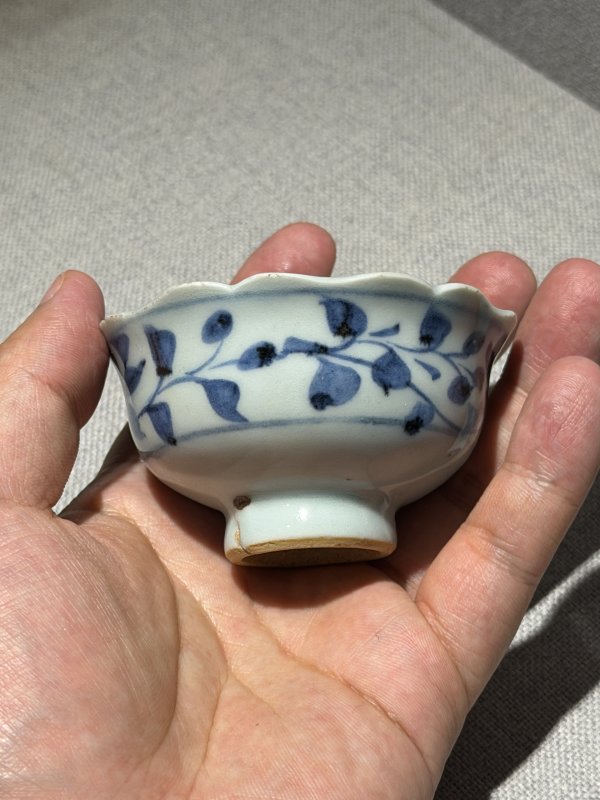 元 青花荷塘鸳鸯纹菱口盘及花口杯一套 - 图3