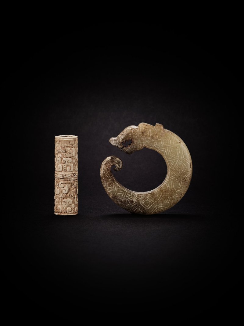 周　勾雲紋玉管 | A JADE TUBULAR ORNAMENT - 图2