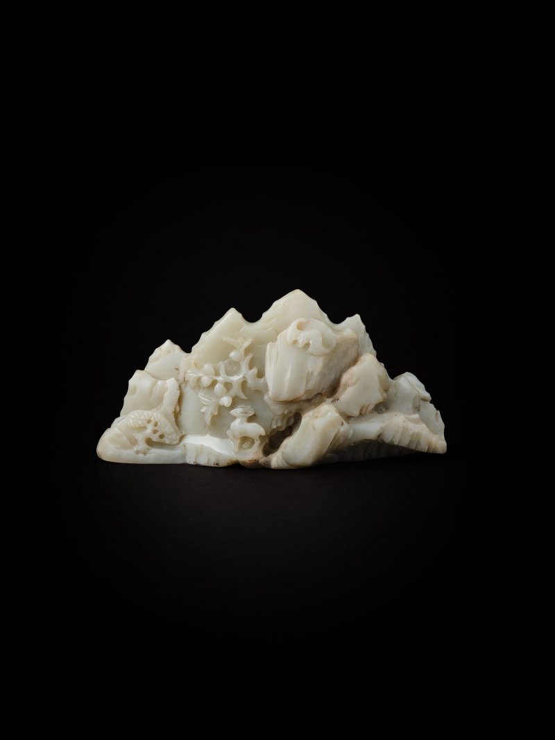 清　白玉雕福祿壽圖山子 | A SMALL CARVED WHITE JADE 'DEER AND BAT' BOULDER