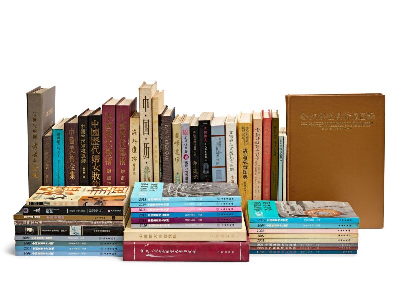 中國佛教藝術、服飾、書畫及考古參考書籍　一組51本 | A COLLECTION OF CHINESE BUDDHISM, CHINESE TEXTILE, CHINESE PAINTINGS, AND ARCHAEOLOGY REFERENCE BOOKS