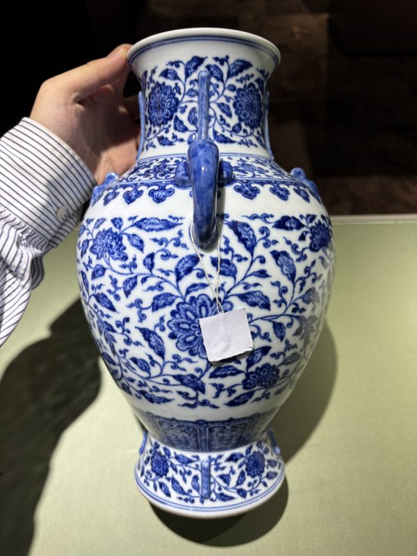 清乾隆 青花缠枝花卉纹双耳出戟尊 - 图12