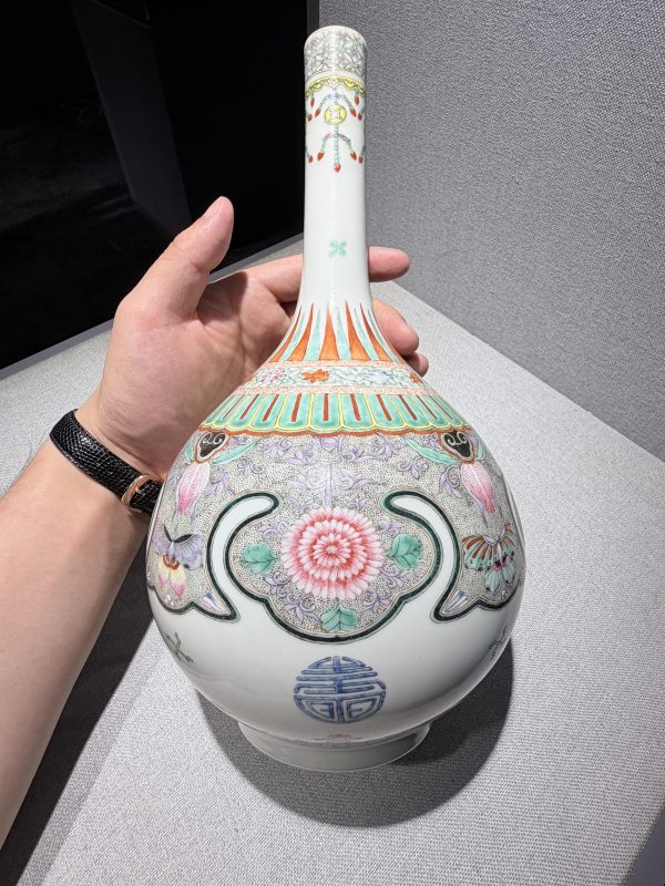 民国 粉彩如意披肩花蝶纹长颈瓶 - 图3