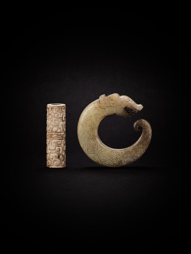 周　勾雲紋玉管 | A JADE TUBULAR ORNAMENT - 图3