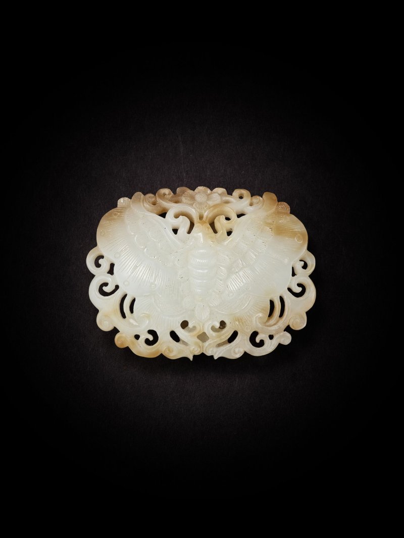 清　白玉蝶紋帶飾 | A WHITE JADE 'BUTTERFLY' BELT ORNAMENT