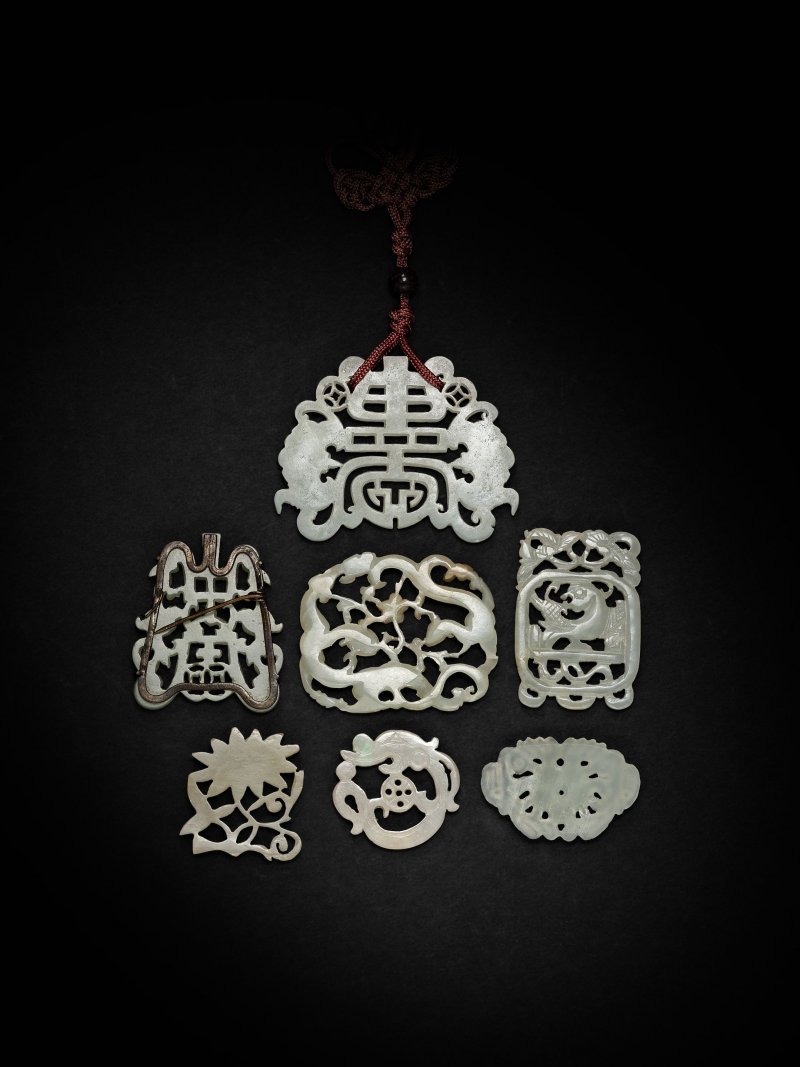 十九/二十世紀　玉透雕飾件一組七件 | A GROUP OF SEVEN RETICULATED JADE ORNAMENTS - 图2
