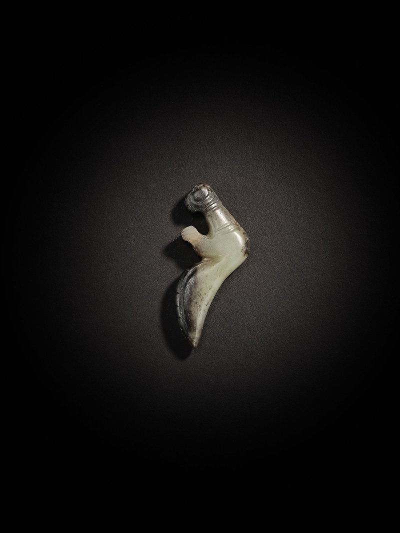 新石器時代或更晚　玉螳螂 | A SMALL JADE 'MANTIS' CARVING - 图4
