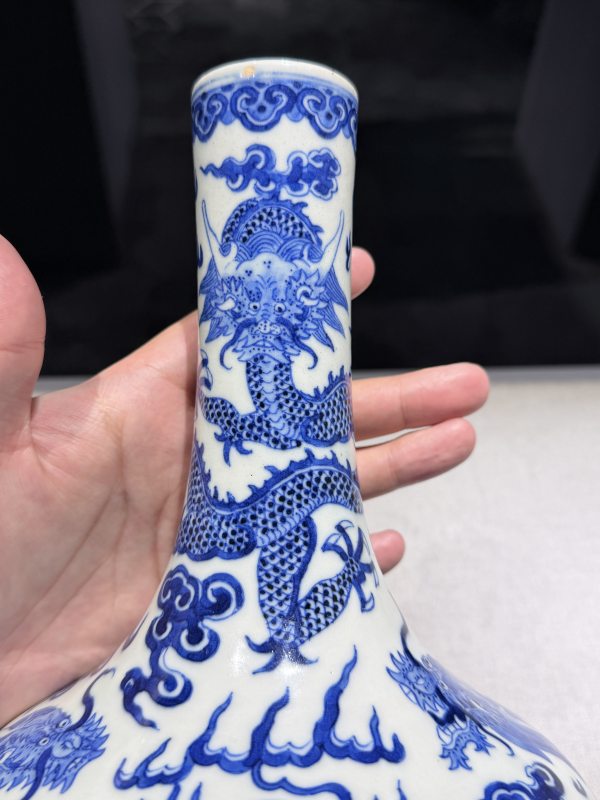 清中期 青花海水江崖云龙纹长颈瓶 - 图11