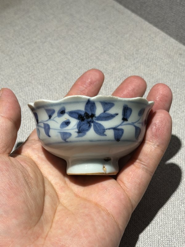 元 青花荷塘鸳鸯纹菱口盘及花口杯一套 - 图4