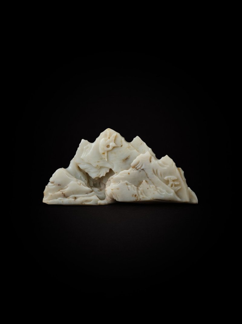 清　白玉雕福祿壽圖山子 | A SMALL CARVED WHITE JADE 'DEER AND BAT' BOULDER - 图2