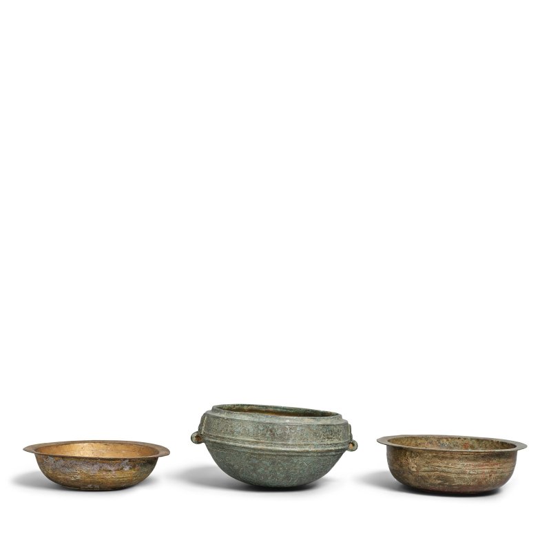 漢 青銅與鎏金銅綫刻碗三件 | THREE INCISED AND GILT-DECORATED BRONZE BOWLS