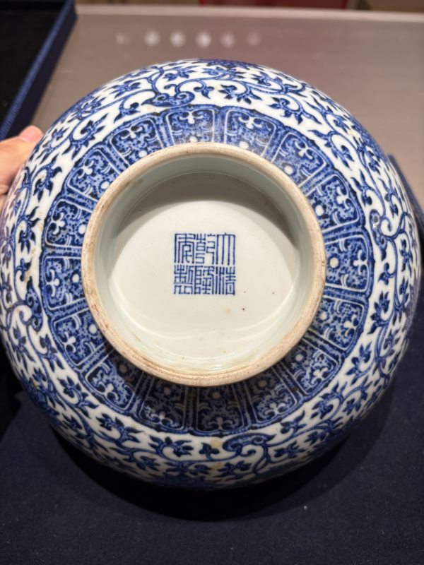 清乾隆 青花缠枝花卉纹大碗 - 图7