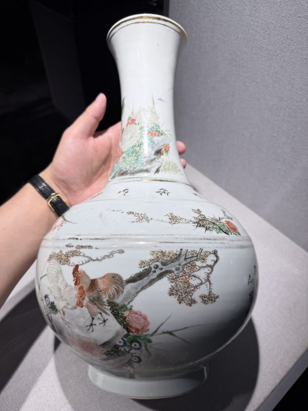 清晚期 浅绛彩大吉图赏瓶 - 图3
